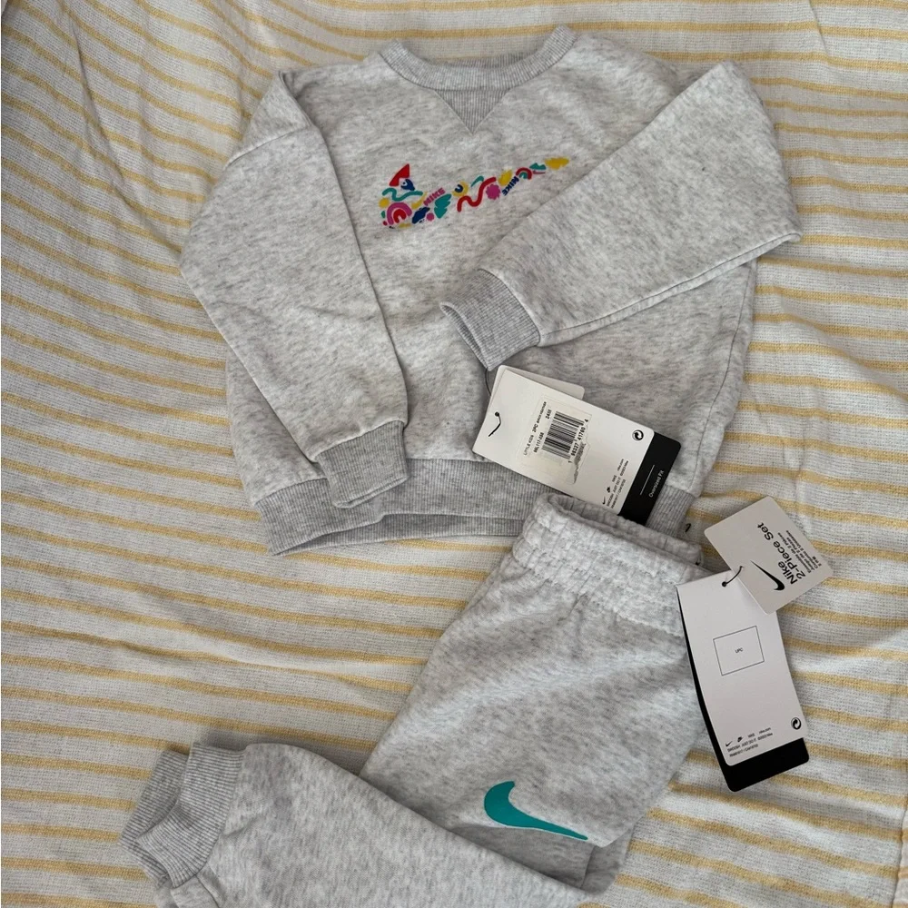 Nike Birch Heather Kids Set with Colorful Logo - Picture 1 of 5